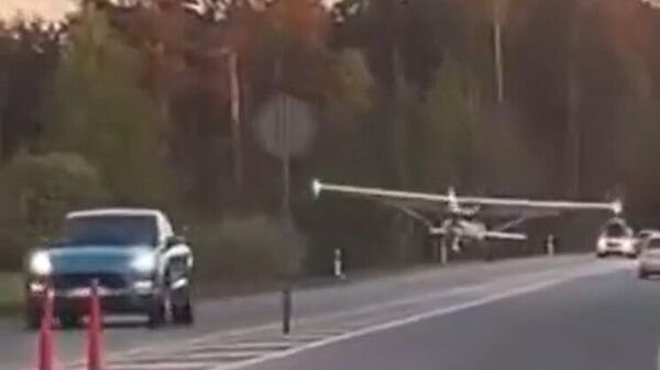 Avioneta con un motor defectuoso aterriza de emergencia en la autopista en Letonia - Sputnik Mundo