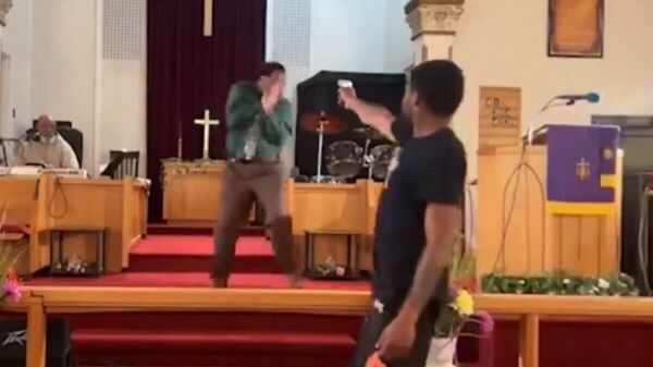Un hombre intenta disparar a un pastor en plena misa en EEUU  - Sputnik Mundo