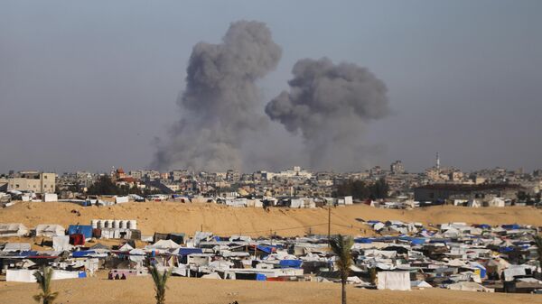 Se levanta humo tras un ataque aéreo israelí al este de Rafah, Franja de Gaza, el 6 de mayo de 2024 - Sputnik Mundo