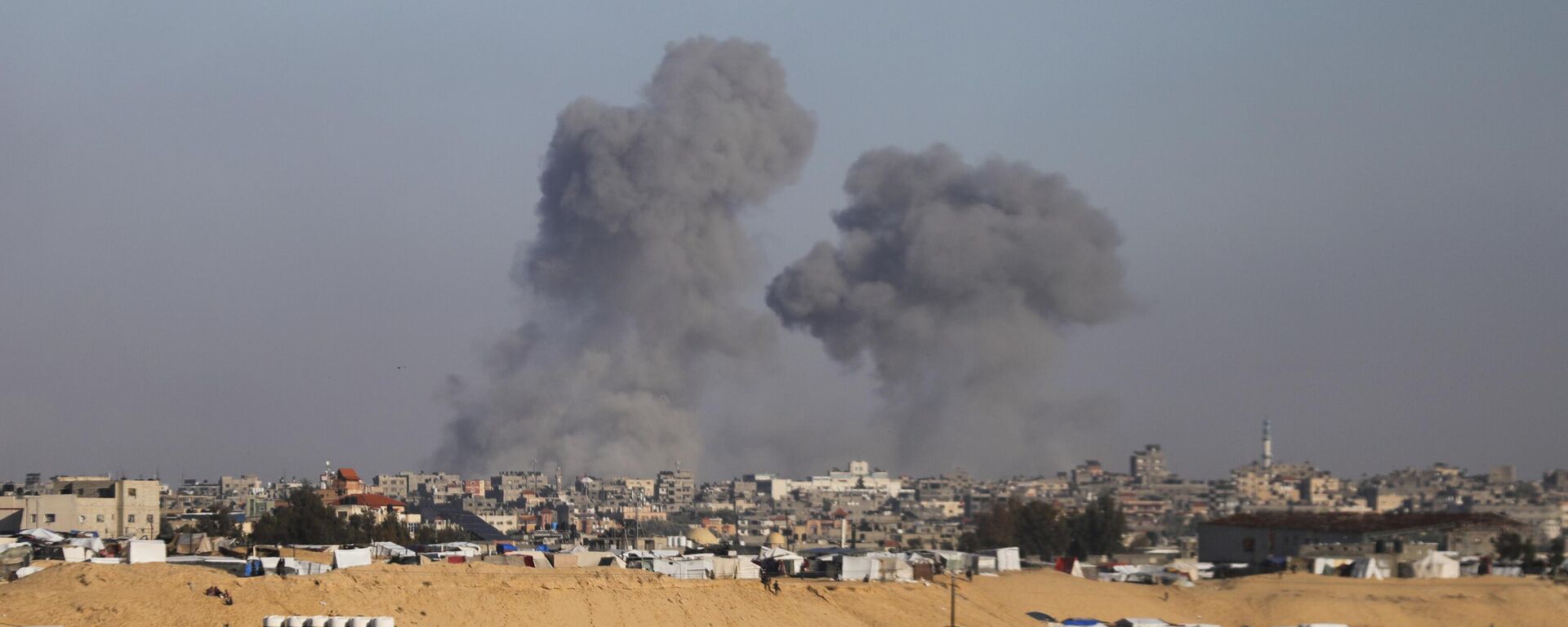 Se levanta humo tras un ataque aéreo israelí al este de Rafah, Franja de Gaza, el 6 de mayo de 2024 - Sputnik Mundo, 1920, 07.05.2024