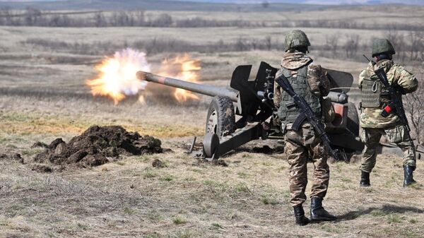 Entrenamiento de combate de los artilleros del grupo de fuerzas ruso Sur - Sputnik Mundo