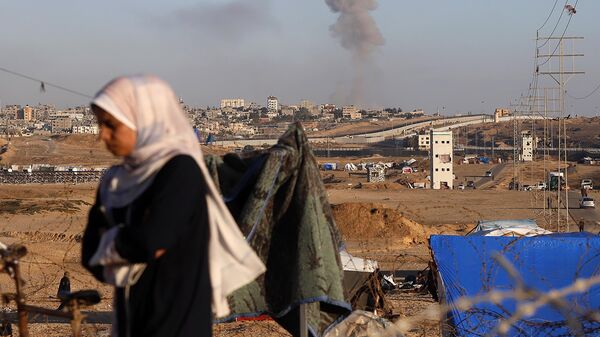 Se levanta humo tras un ataque aéreo israelí contra edificios cercanos al muro de separación entre Egipto y Rafah, en el sur de la Franja de Gaza, el 6 de mayo, 2024 - Sputnik Mundo