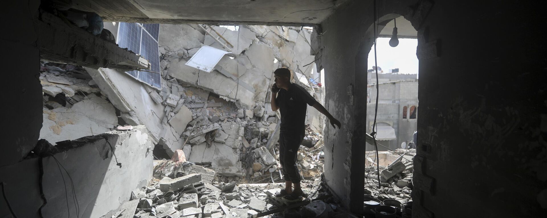 Palestinos observan la destrucción tras un ataque israelí contra un edificio residencial en Rafah, Franja de Gaza, el 7 de mayo, 2024 - Sputnik Mundo, 1920, 07.05.2024