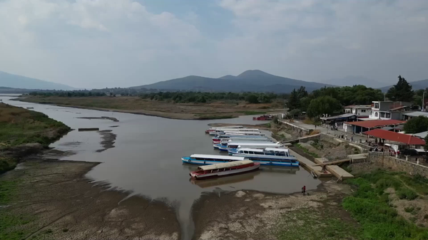 El icónico lago mexicano que resplandece en el Día de Muertos, en estado crítico por la sequía - Sputnik Mundo