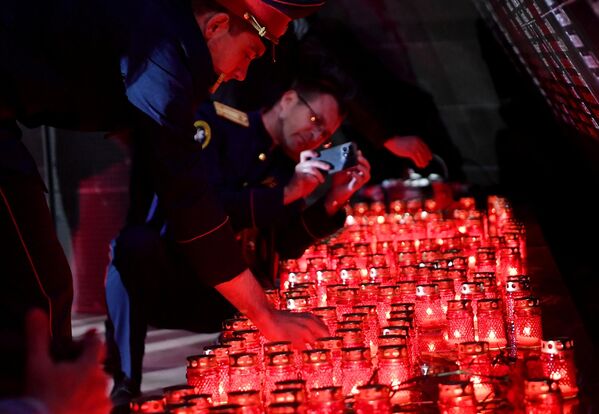 Los residentes de Crimea encendieron cientos de velas en memoria de los habitantes de la península torturados y fusilados por los nazis. - Sputnik Mundo