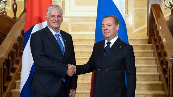 El presidente de Cuba, Miguel Díaz-Canel, y el vicepresidente del Consejo de Seguridad ruso, Dmitri Medvédev, durante su encuentro en Moscú, el 8 de mayo, 2024 - Sputnik Mundo