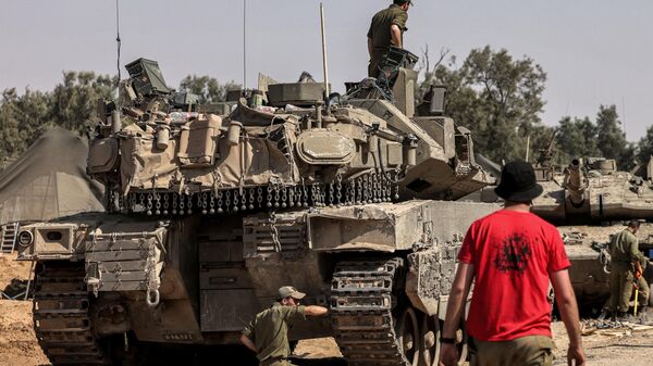 Un soldado del Ejército israelí revisa las huellas de un tanque en la frontera con la Franja de Gaza.  - Sputnik Mundo
