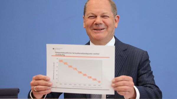 El canciller alemán, Olaf Scholz, muestra estadísticas económicas - Sputnik Mundo