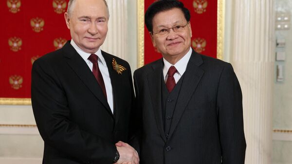 Vladímir Putin, presidente de Rusia, y Thongloun Sisoulith, su homólogo en Laos - Sputnik Mundo