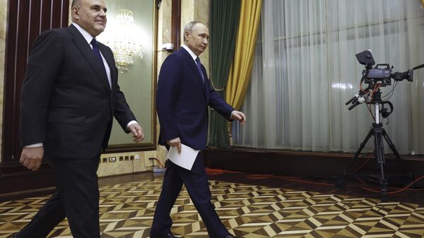 El presidente Vladímir Putin junto con Mijaíl Mishustin - Sputnik Mundo