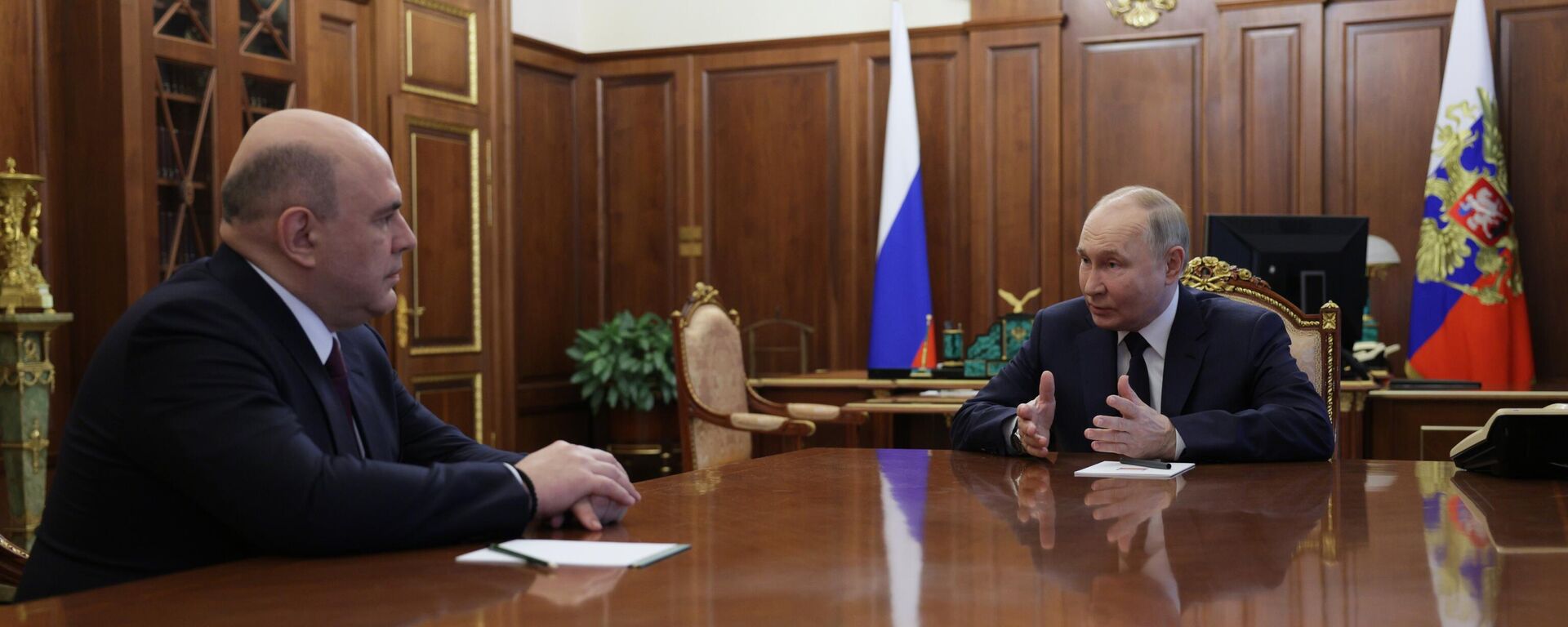 El primer ministro en funciones, Mijaíl Mishustin, y el presidente de Rusia, Vladímir Putin - Sputnik Mundo, 1920, 10.05.2024