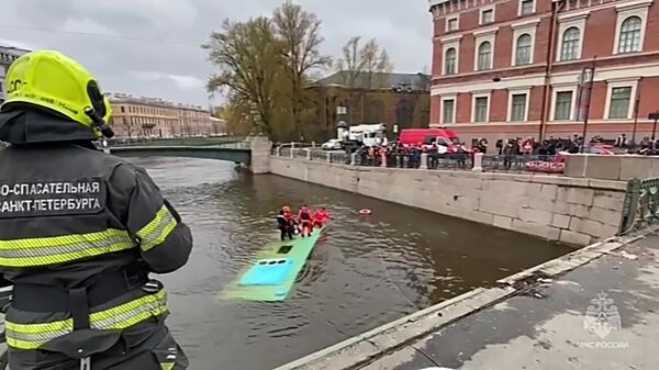 Operación de rescate en curso tras la caída de un autobús a un río de San Petersburgo - Sputnik Mundo