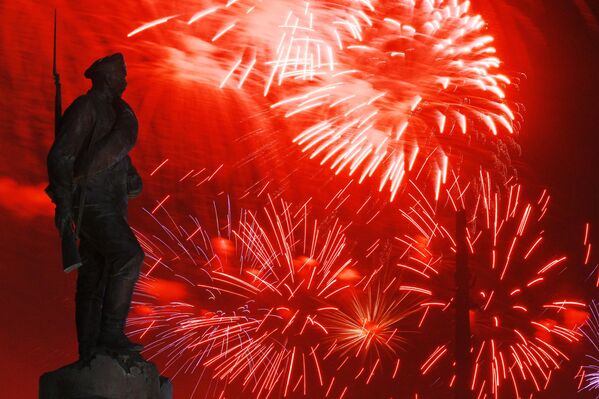 Tradicionalmente, la noche del Día de la Victoria sobre la Alemania nazi, el cielo de la capital rusa se tiñe de fuegos artificiales.En la foto: el monumento a los héroes de la Primera Guerra Mundial en el complejo conmemorativo del Parque de la Victoria, Moscú. - Sputnik Mundo