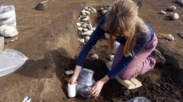 Una arqueóloga en la excavación en Nápoles - Sputnik Mundo