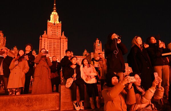 Miles de ciudadanos de Moscú y visitantes de la capital asistieron a un espectáculo de luces y fuegos artificiales festivos en honor al 79.º aniversario de la Victoria. - Sputnik Mundo