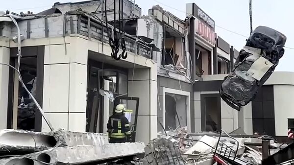 Personal del Ministerio de Emergencias trabaja en una zona tras ataque ucraniano (archivo) - Sputnik Mundo