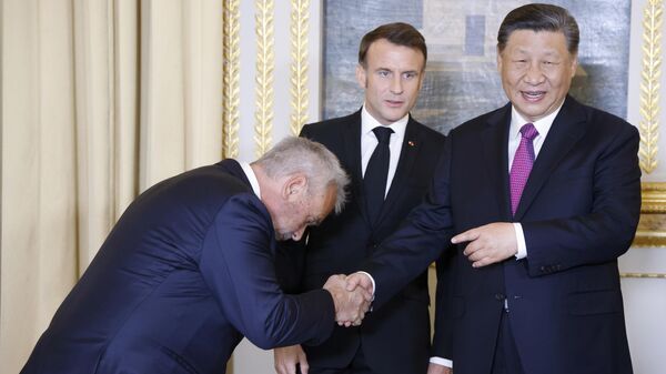 El director de cine francés Luc Besson, el presidente francés, Emmanuel Macron, y el presidente chino, Xi Jinping, antes de una cena de Estado en el Palacio del Elíseo en París. - Sputnik Mundo