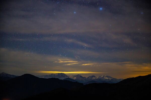 Cielo estrellado en la Reserva Estatal de la Biosfera Natural del Cáucaso, en Adigueya. - Sputnik Mundo