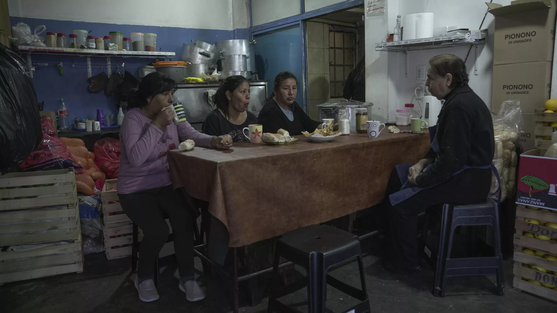 Los voluntarios comen antes de distribuir alimentos y servir comidas calientes en un comedor de beneficencia en Buenos Aires (archivo) - Sputnik Mundo, 1920, 27.07.2024