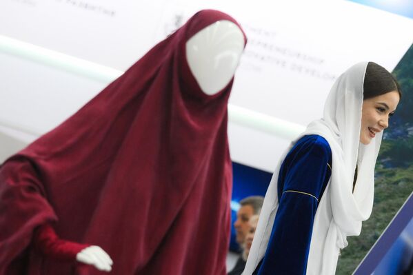 El festival de moda Modest Fashion Day que se celebra en el marco del evento. - Sputnik Mundo