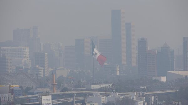 El smog se cierne sobre la Ciudad de México un domingo de 2021 (imagen para ilustrar) - Sputnik Mundo