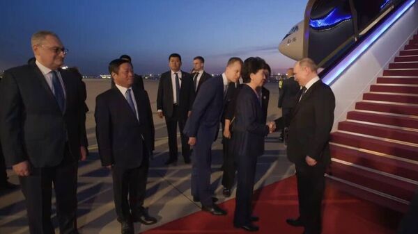 El presidente ruso Vladímir Putin llega a Pekín el 16 de mayo de 2024 - Sputnik Mundo