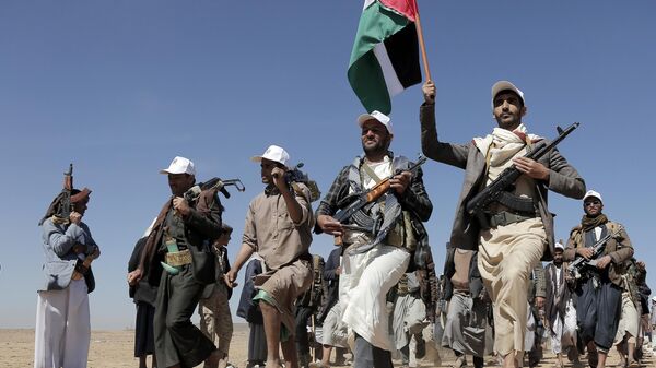 Combatientes hutíes marchan durante una manifestación de apoyo a los palestinos en la Franja de Gaza y contra los ataques estadounidenses a Yemen el 22 de enero de 2024.  - Sputnik Mundo