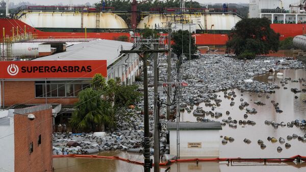 Cilindros de gas flotan en el agua tras inundación provocada por fuertes lluvias en Canoas, estado de Rio Grande del Sur, Brasil  - Sputnik Mundo