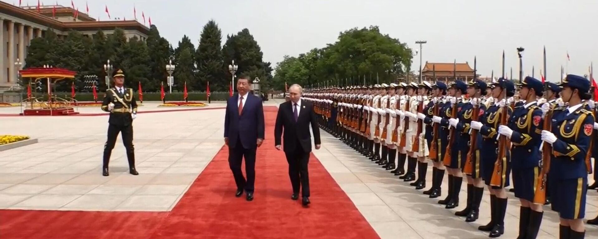 El presidente ruso Vladímir Putin y el mandatario chino Xi Jinping, el 16 de mayo de 2024, en Pekín - Sputnik Mundo, 1920, 16.05.2024