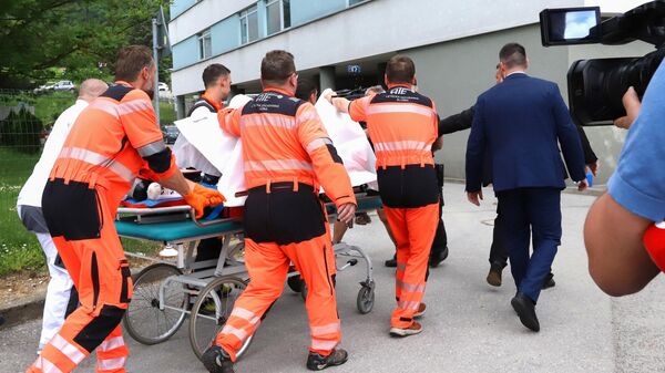 El primer ministro eslovaco, Robert Fico, trasladado por los médicos al hospital - Sputnik Mundo