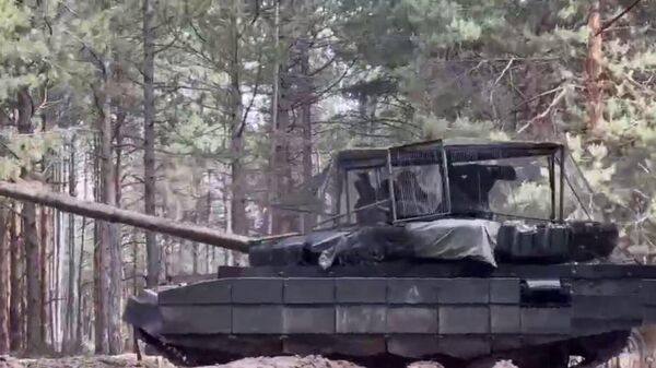 Un tanque ruso T-90 asestó un golpe contra una lancha que transportaba saboteadores ucranianos - Sputnik Mundo