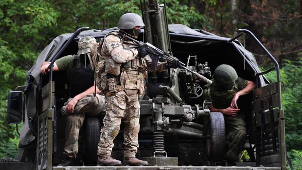 Soldados rusos cerca de un cañón-mortero automático de 82 mm Vasilek en la región de Járkov  - Sputnik Mundo