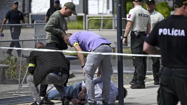 La Policía detiene a un hombre después de que el primer ministro eslovaco, Robert Fico, resultara herido por disparos - Sputnik Mundo