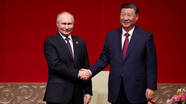 El presidente ruso Vladímir Putin y su homólogo chino Xi Jinping - Sputnik Mundo