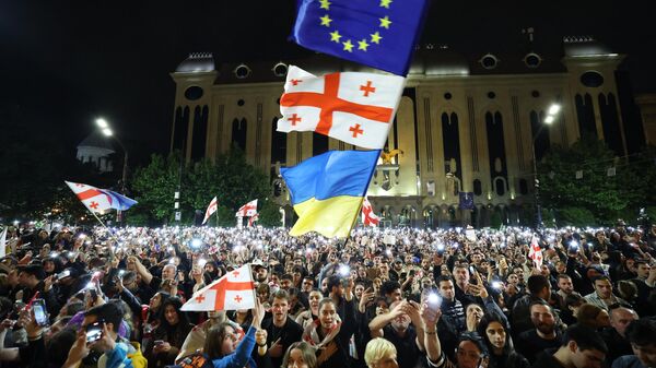 Manifestantes contra la ley de agentes extranjeros frente al parlamento en Tbilisi el 15 de mayo de 2024.  - Sputnik Mundo
