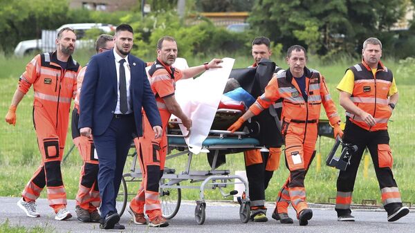 El primer ministro eslovaco, Robert Fico, trasladado por los médicos al hospital - Sputnik Mundo