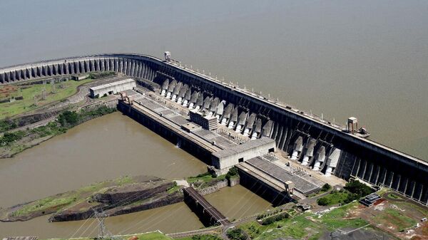 Vista aérea de la presa de Itaipú, en el río Paraná, entre Brasil y Paraguay, y de las 20 centrales que producen electricidad. Foz do Iguaçu, 26 de agosto de 2020 - Sputnik Mundo