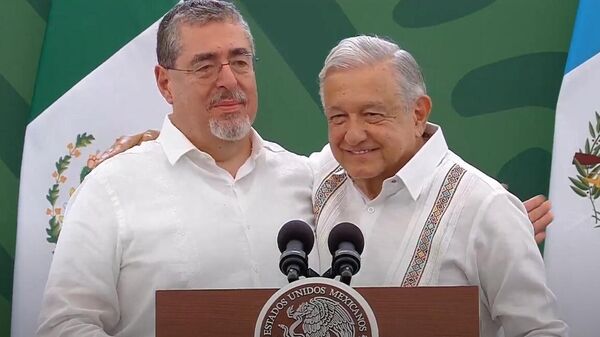 Los presidentes de México y Guatemala, Andrés Manuel López Obrador y Bernardo Arévalo, sostienen su primera reunión oficial en Chiapas, México. - Sputnik Mundo