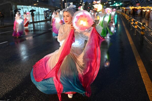 Un desfile para celebrar el próximo aniversario de Buda durante el Festival de Linternas de Loto en Seúl, Corea del Sur. - Sputnik Mundo