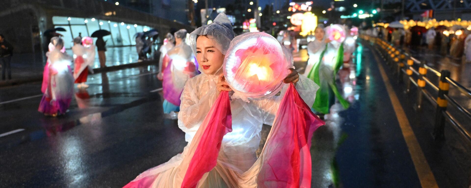 Participantes en el desfile de faroles durante el Festival de Faroles de Loto en Seúl, Corea del Sur - Sputnik Mundo, 1920, 19.05.2024