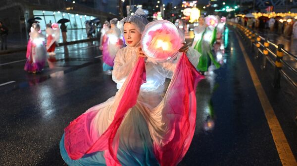 Participantes en el desfile de faroles durante el Festival de Faroles de Loto en Seúl, Corea del Sur - Sputnik Mundo