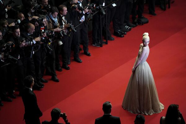 La actriz Anya Taylor-Joy posando para los fotógrafos a la salida del estreno de la película Furiosa: A Mad Max Saga en la 77.ª edición del festival internacional de cine de Cannes, Francia. - Sputnik Mundo