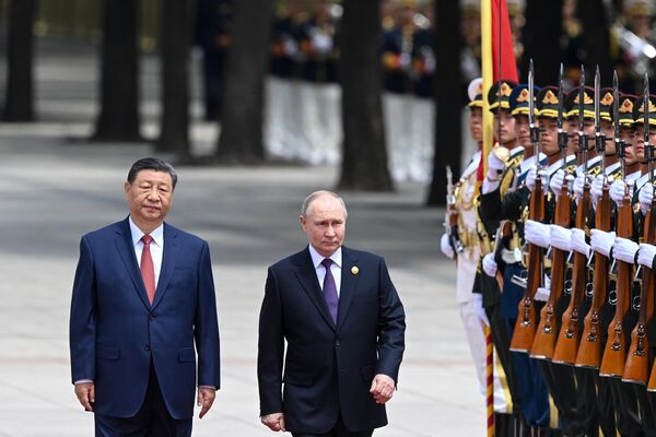 El presidente de China, Xi Jinping, y el presidente ruso, Vladímir Putin, durante una ceremonia oficial ante el Gran Salón del Pueblo en la plaza de Tiananmén de Pekín. - Sputnik Mundo