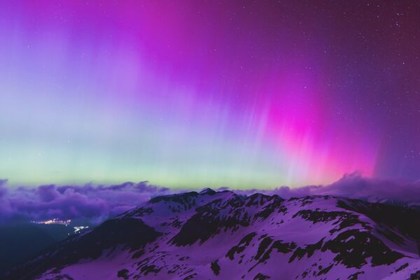 La aurora boreal ilumina el cielo nocturno de la localidad de Fusch an der Großglocknerstraße en Austria como resultado de la primera tormenta geomagnética &quot;extrema&quot; que sufre nuestro planeta desde 2003.  - Sputnik Mundo