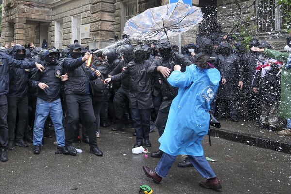 La Policía utiliza un spray para intentar bloquear a los manifestantes frente al edificio del Parlamento durante una protesta en Tiflis, Georgia. - Sputnik Mundo