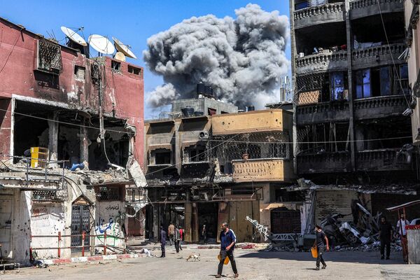Una columna de humo se eleva durante un bombardeo israelí en la ciudad de Jabalia, en el norte de la Franja de Gaza. - Sputnik Mundo