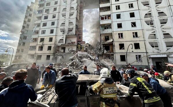 Derrumbe de la entrada de un edificio de viviendas en la ciudad rusa de Bélgorod como consecuencia de un bombardeo de las FFAA de Ucrania. - Sputnik Mundo