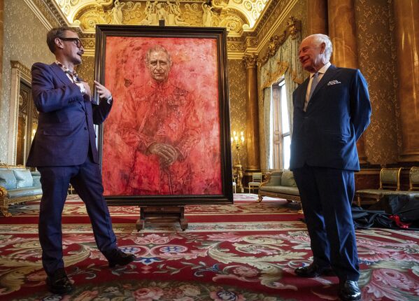 El pintor Jonathan Yeo y el rey Carlos III del Reino Unido en la presentación de un retrato del monarca en el Salón Azul del Palacio de Buckingham en Londres. - Sputnik Mundo