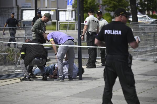 La Policía detiene a un individuo después de que el primer ministro eslovaco, Robert Fico, resultara herido en un atentado ocurrido en la ciudad de Handlova, Eslovaquia. - Sputnik Mundo