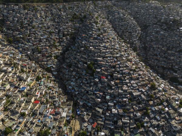 Viviendas en las laderas del barrio de Jalousie en Puerto Príncipe, Haití. - Sputnik Mundo